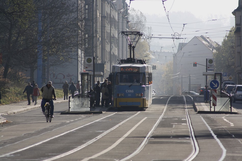 Am 30.10.2010 steht der Tatratriebzug mit der Nr.511 voran auf der Bernsdorfer Strae mit Fahrtrichtung Chemnitz-Zentrum.
