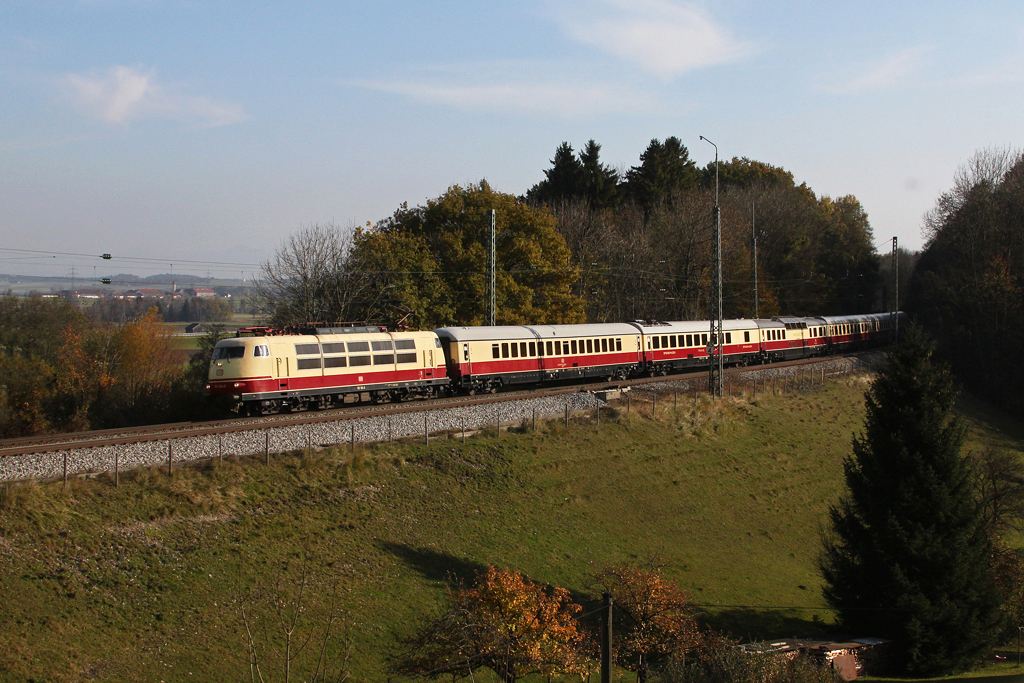 Am 30.10.2011 fuhren zwei mit BR 103 bespannte Sonderzge fast im Blockabstand auf der Strecke Rosenheim – Mnchen. Zuerst kam 103 184 mit einem TEE Sonderzug aus Italien. Aufgenommen in Aling.