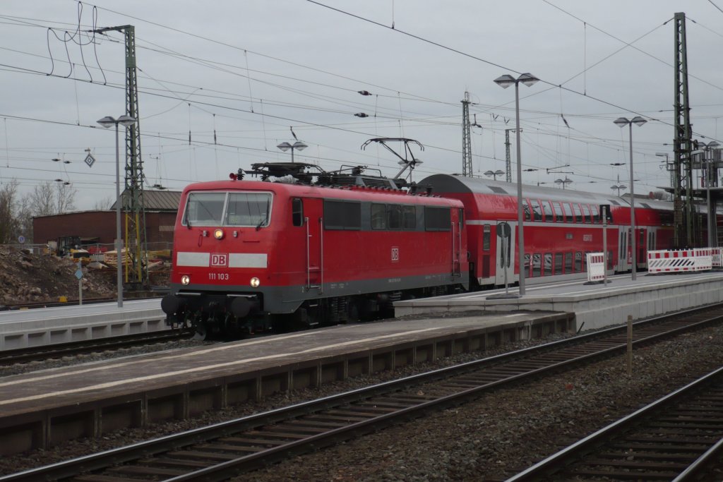 Am 30.11.09 fhrt die neulackierte 111 103 mit ihrem RE 4109 (Kassel Hbf-Frankfurt/M Hbf) in Gieen von Gleis 3 ab.Nchster Halt ist Friedberg(Hessen)!!!