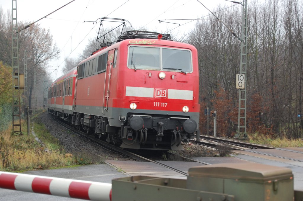 Am 30.11.2008 zog 111 117 den Maas - Wupper - Express. Diese Bild zeigt sie am Bahn�bergang an der Nettetaler Str.