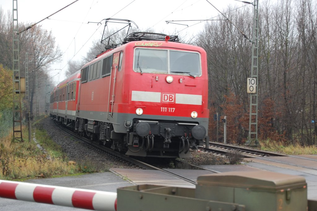Am 30.11.2008 zog 111 117 den Maas - Wupper - Express. Diese Bild zeigt sie am Bahnbergang an der Nettetaler Str.