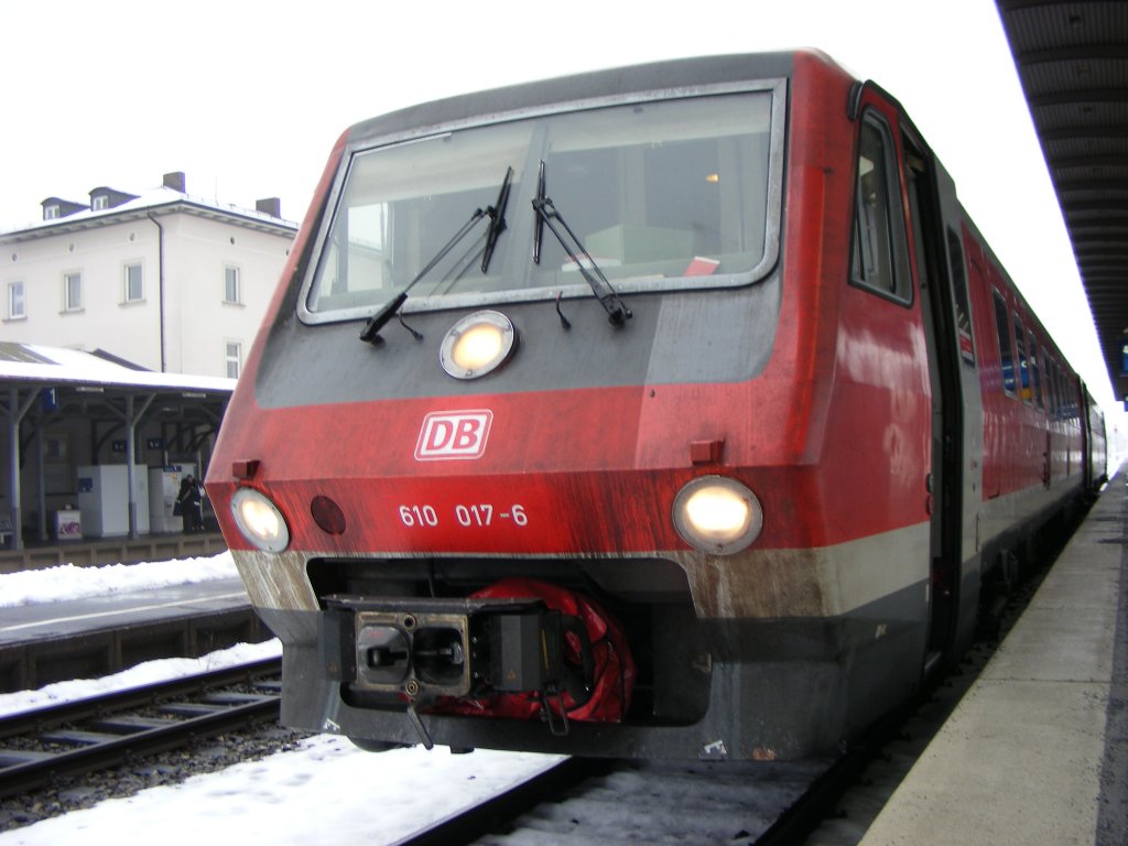 Am 30.12.09 im Bahnhof Marktredwitz aufgenommen. Kommt aus Nue, fhrt weiter nach Cheb. Baureihe 610 017-6.