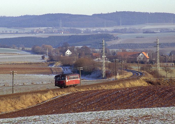 Am 30.12.1992 brummt der 796 766 steuerwagenlos durch die weite hessische Landschaft bei Meineringhausen (Strecke Korbach - Bad Wildungen)