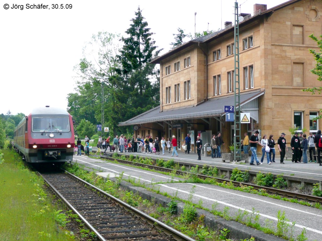 Am 30.5.09 war 610 008 als RE von Nrnberg nach Schwandorf unterwegs. Wegen der Feier  150 Jahre Ostbahn  stiegen an diesem Samstag sehr viele Reisende aus. 