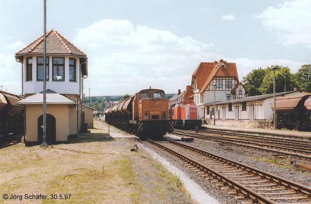 Am 30.5.97 war noch viel mehr los in Vacha. Blick vom Mittelbahnsteig nach Westen auf 346 404 und 202 525 zwischen Stellwerk und Empfangsgeb�ude.