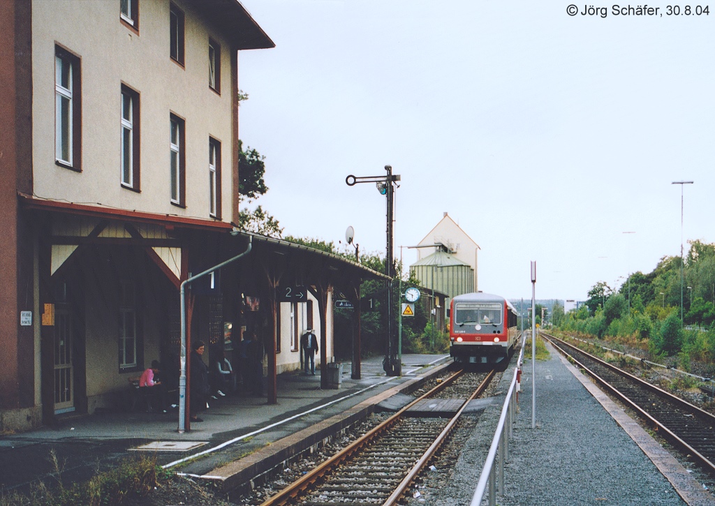 Am 30.8.04 wartete 628 426 in Rehau auf den kreuzenden Gegenzug. Bemerkenswert ist das Ausfahrsignal Richtung Selb, das vor dem Empfangsgebude steht. 