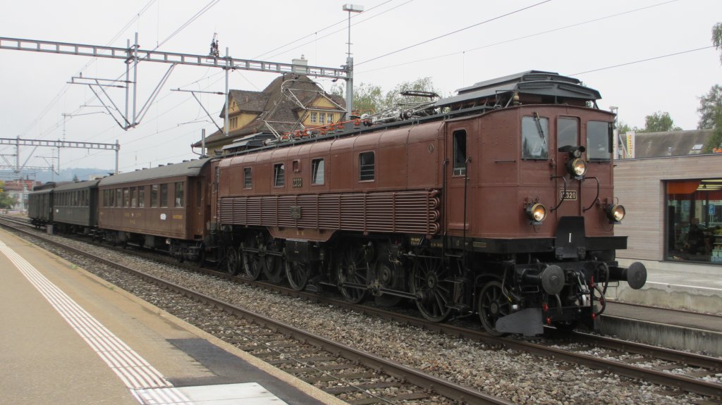 Am 30.9.2012 wartet die 90-jhrige Stangenlok Be 4/6 12320 mit einem Sonderzug im Bahnhof Oberwinterthur auf die Weiterfahrt Richtung Etzwilen.