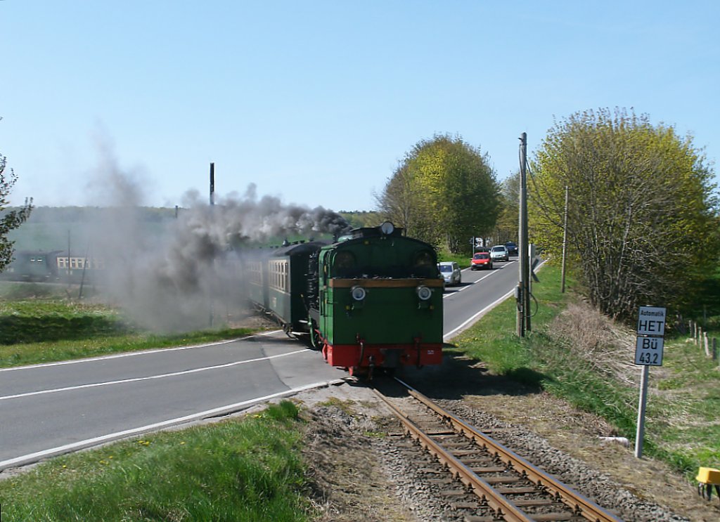 Am 30.April 2011 berquerte Mh53 mit dem P 107 von Putbus nach Ghren den Bahnbergang bei Serams der noch berschaubar von Urlaubern an diesen Tag war.