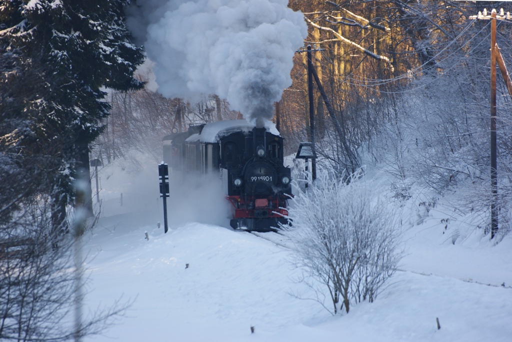 Am 30.Dezember 2010 fhrt 99 1590-1 mit einem Reisezug aus dem Bahnhof Steinbach aus.