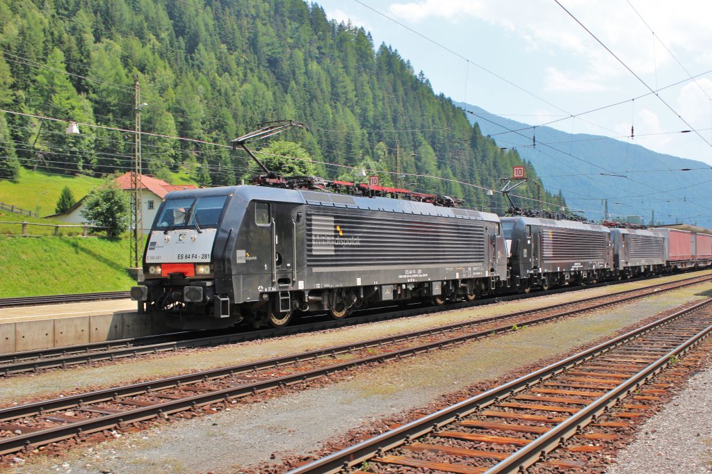 Am 30.Juni 2012 durchfhrt ein Triple schwarzer 189er angefhrt von ES64F4 281 mit einem KLV-Zug den Bahnhof Mallnitz-Obervellach auf der Tauernbahn in Richtung Schwarzach St.Veit.