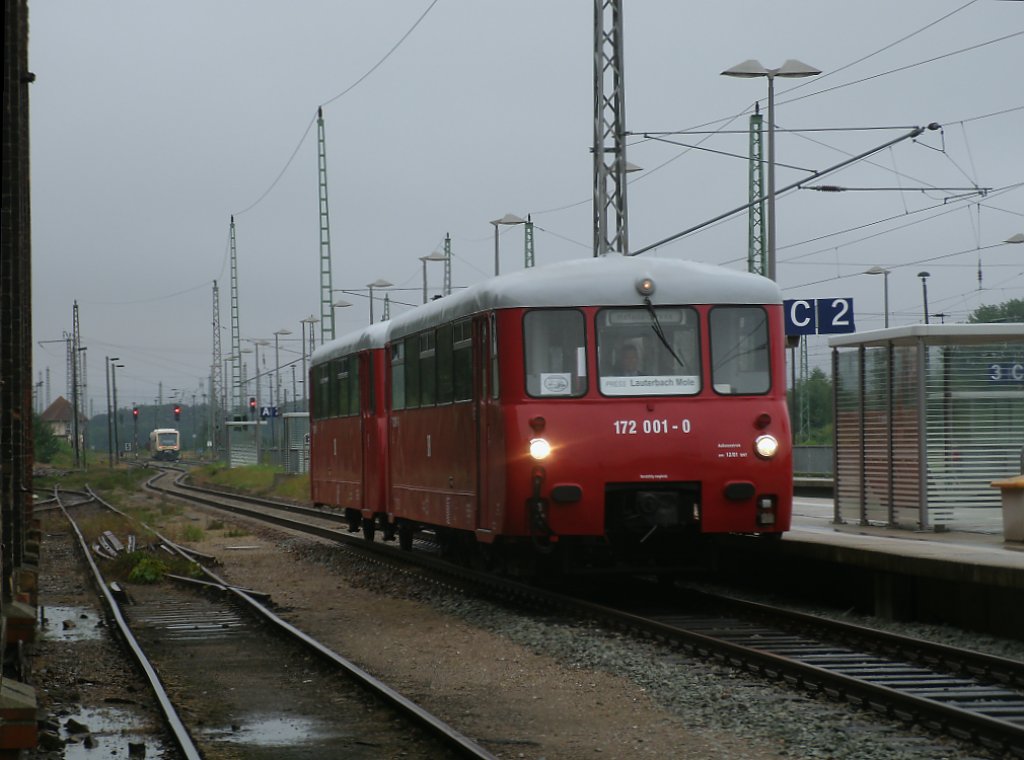 Am 30.und 31.Juli 2011 fuhr wieder die Neustrelitzer Ferkeltaxe 172 001/601 zwischen Bergen/Rgen und Lauterbach Mole.Am 20.und 21.August 2011 wird die Ferkeltaxe noch einmal nach Rgen kommen.Meine Aufnahme entstand bei der Einfahrt der Ferkeltaxe,am 30.Juli 2011,in Bergen/Rgen.