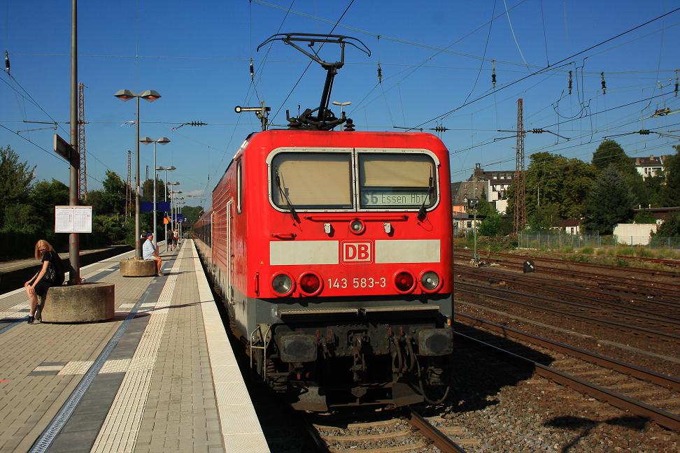 Am 31. August 2012 steht 143 583 mit ihrer S6 im Bahnhof D�sseldorf Rath
und f�hrt weiter nach Essen.