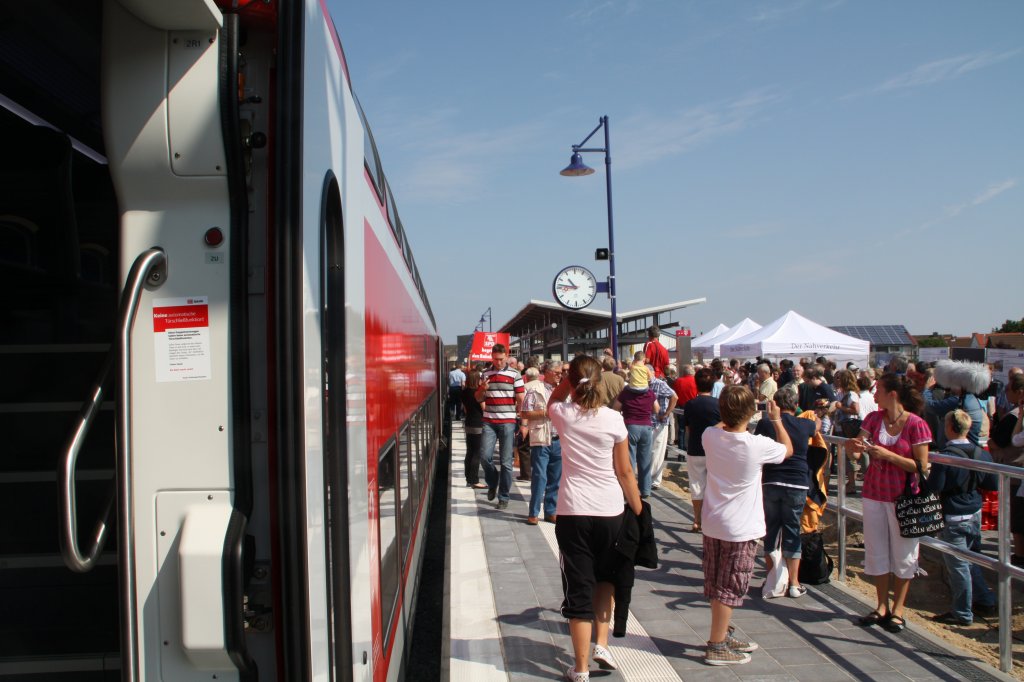 Am 31. Juli 2010 wurde die neue Station Fehmarn-Burg erffnet. Hier der RE von Hamburg Hbf.