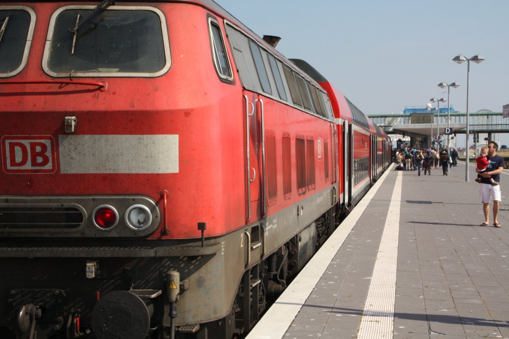 Am 31. Juli 2010 wurde die neue Station Fehmarn-Burg erffnet. Hier der erste RE von Hamburg Hbf ber Fehmarn-Burg bei Ankunft in Puttgarden. 