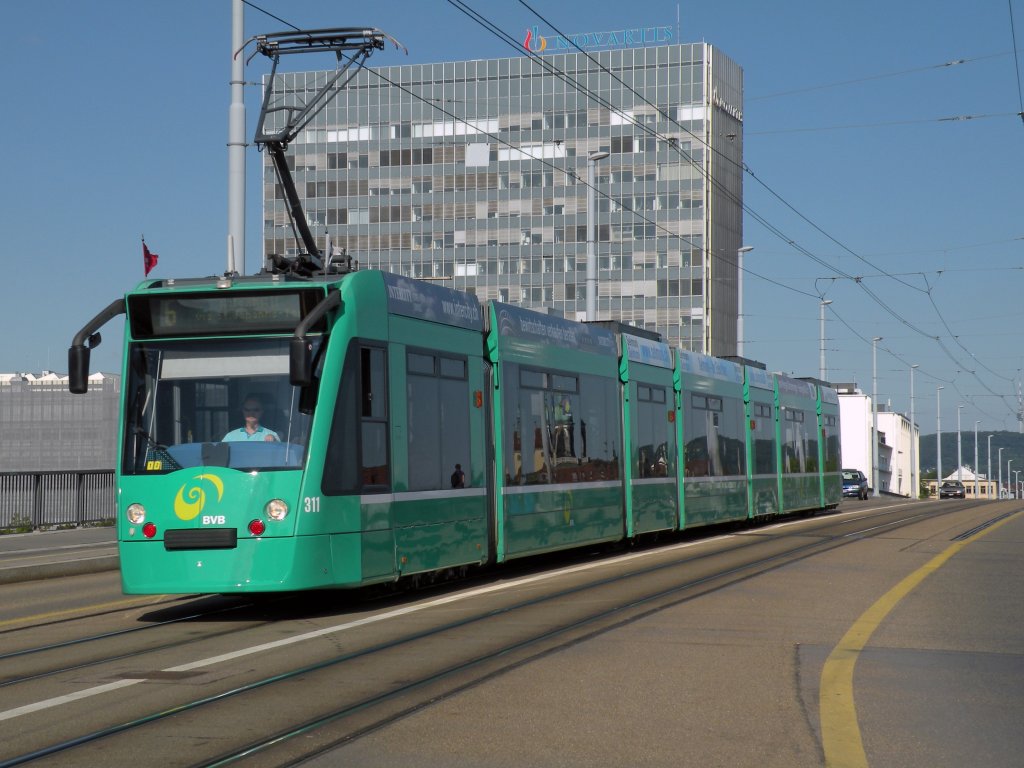 Am 31. Juli 2011 wurde die Linie 6 wegen der Bundesfeier ber die Dreirosenbrcke umgeleitet. Hier fhrt der Combino 311 zur Haltestelle Novartis Campus in Basel. Aufnahme: 31.07.2011.