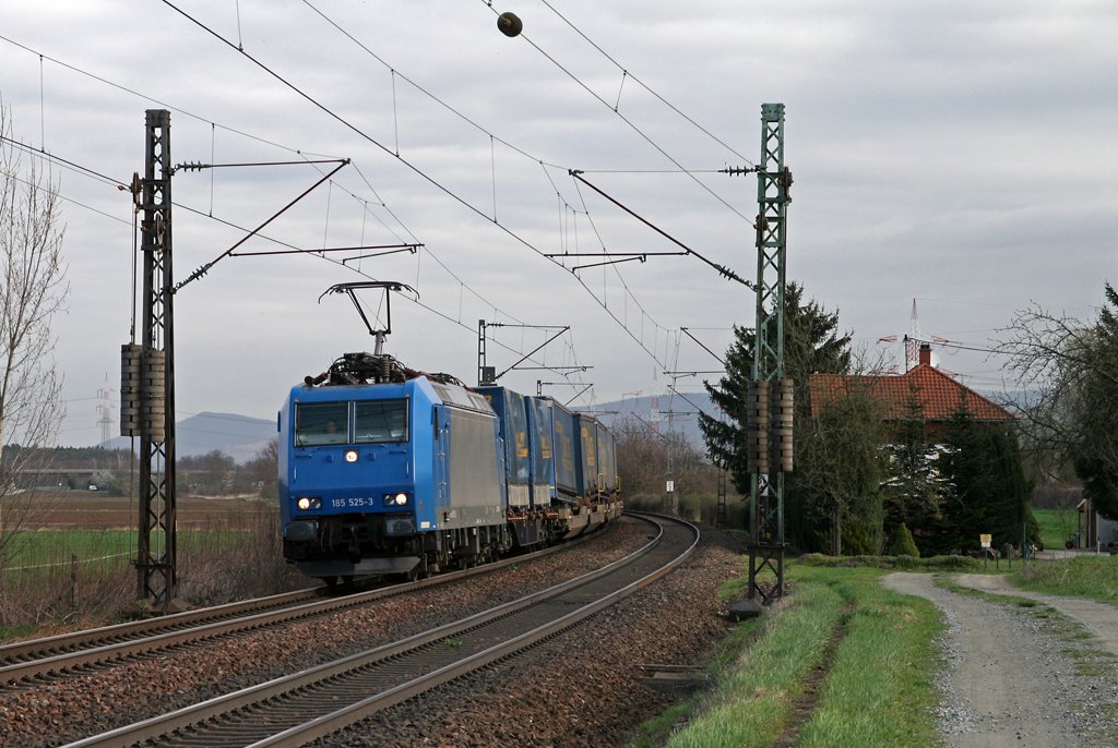 Am 31. Mrz 2010 befrdert die im Auftrag der Firma Crossrail verkehrende 185 525 einen LKW-Walter KV-Zug bei Wiesloch in Richtung Bruchsal.
