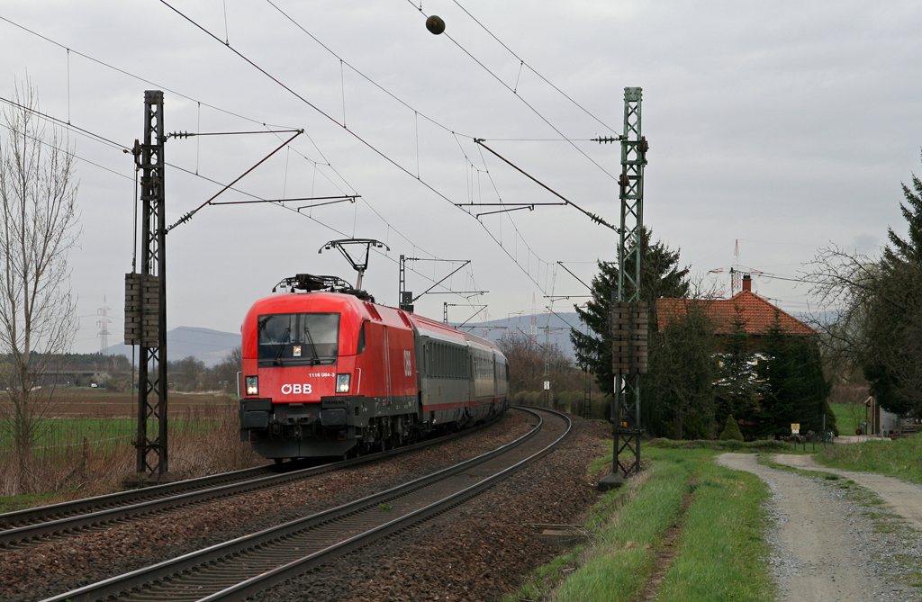 Am 31. M�rz 2010 eilt 1116 084 mit dem EC 113 von Siegen nach Klagenfurt in Richtung Stuttgart. Die Lok wird durch die am Zugschluss schiebende 1116 128 unterst�tzt. Aufgenommen wurde das Bild bei Wiesloch.