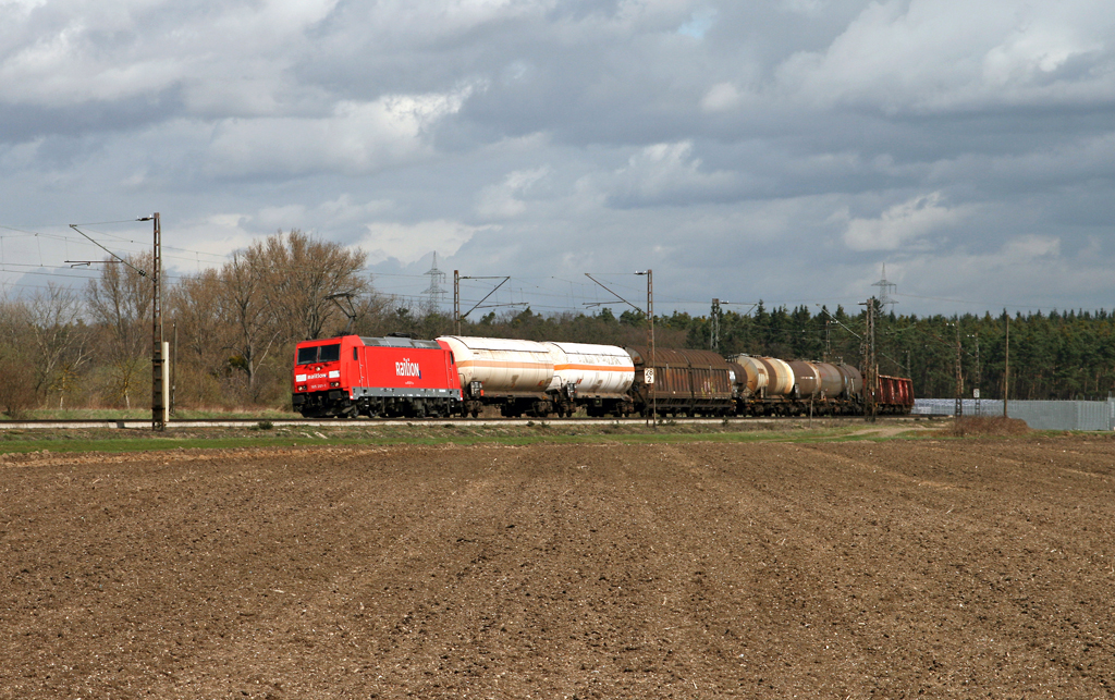 Am 31. Mrz 2010 legt sich die Mannheimer 185 201 mit einem langen, gemischten Gterzug in die Kurve der KBS 700 zwischen Neuluheim und Waghusel. Hier schien erfreulicherweise fr kurze Zeit sogar mal die Sonne :-)