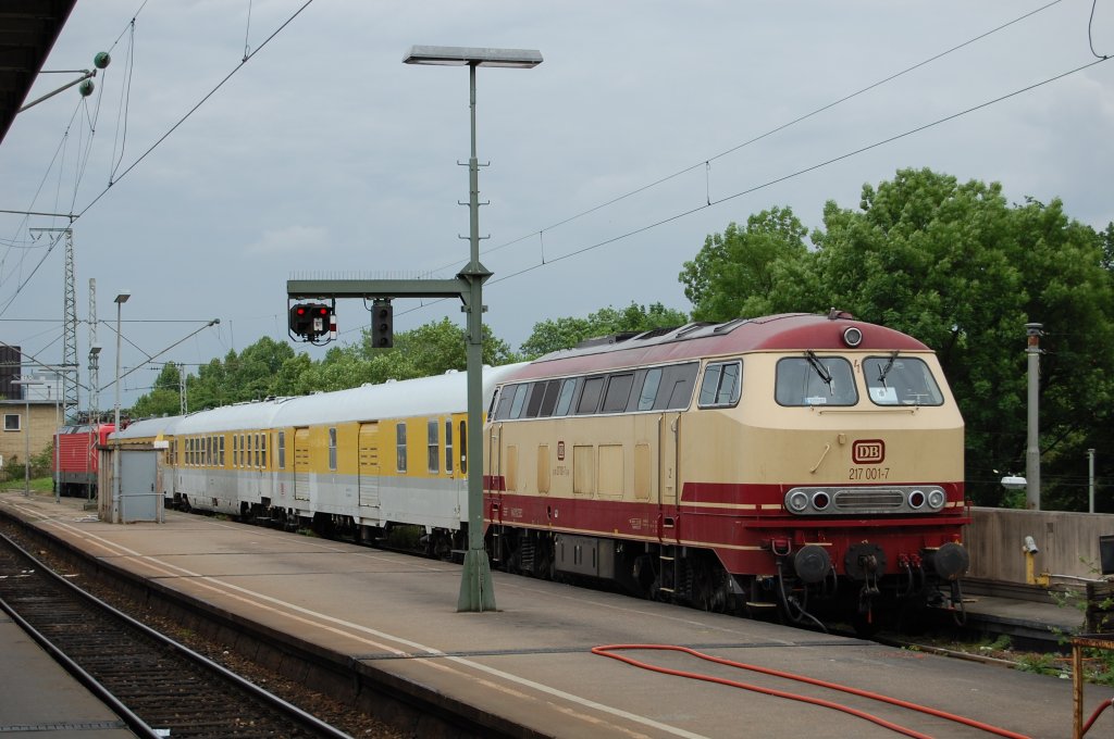 Am 31. Mai 2010 traute ich im Stuttgarter Hbf meinen Augen nicht, als ich dort die rot-beige 217 001-7 mit einem Messzug und der  Systemtechnik-114  erblickte. Leider war der Zug etwas ungnstig abgestellt, doch fr meine erste 217 bettigte ich gerne den Auslser.
Eine kleine Info am Rande fr Statistiker: Die Lok erhielt zum 21.01.2003 im Werk Bremen ihre letzte HU. Ihre Frist wurde im BW Regensburg bis zum 19.01.11 verlngert.