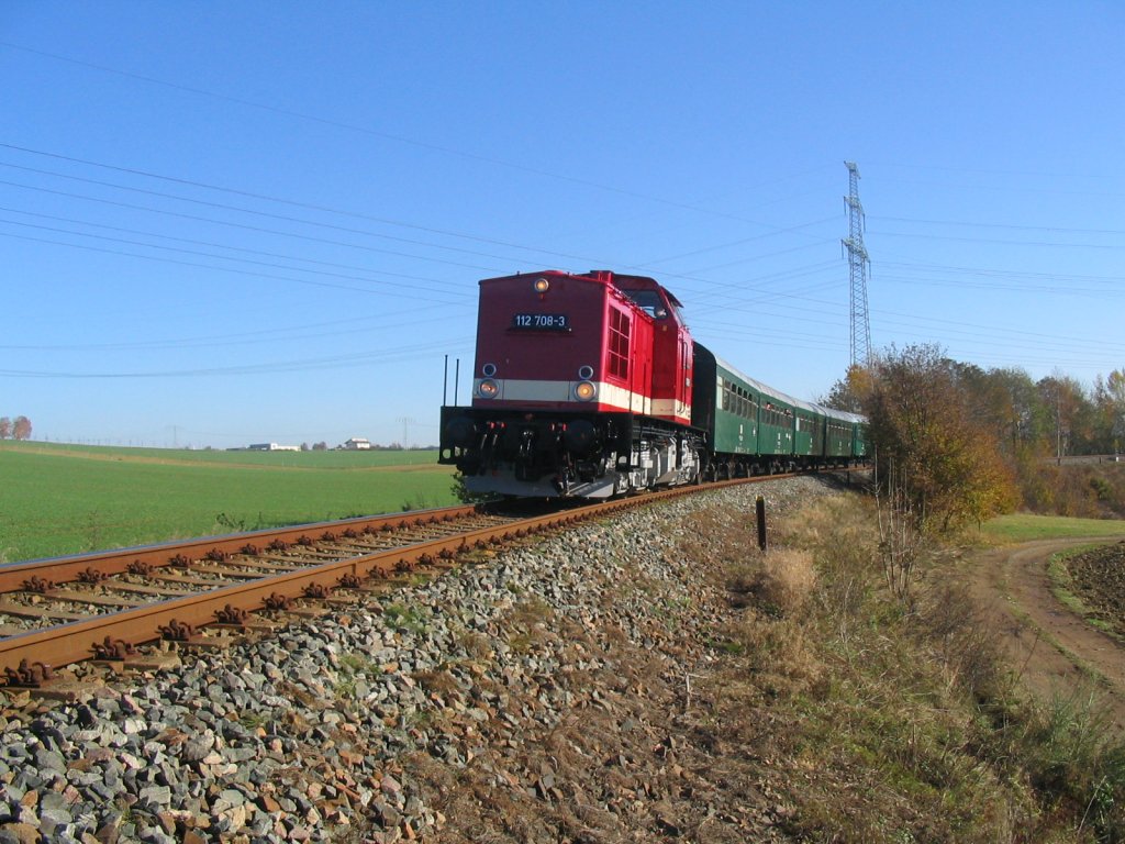 Am 31. Oktober 2009 machte der Verein Eisenbahn-Nostalgie Chemnitz-Erzgebirge eine Sonderfahrt von Stollberg ber Chmenitz nach Schwarzenberg. Ziel war das dortige Eisenbahnmuseum. Zuglok war die 112 708 der RIS . Diese hatte erst vor wenigen Tagen ihre Reichsbahnrote Lackierung erhalten. Afgenommen kurz hinter Zwnitz.