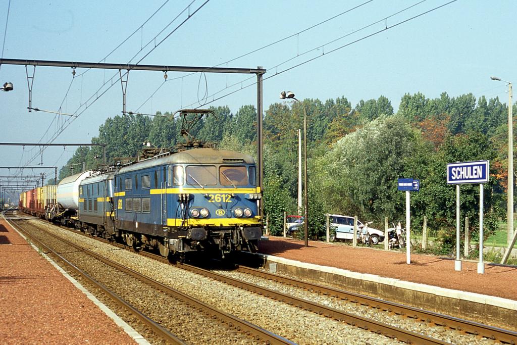 Am 3.10.1996 durchfhrt ein mit zwei Altbau E-Loks bespannter Gterzug
den Bahnhof Schulen. 2612 und 2335 sind um 11.56 Uhr in Richtung
Lttich unterwegs.