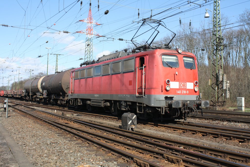 Am 31.03.10 Fhrt 140 218-9 bei schnstem Frhlingswetter einen Gemichten
Gterzug in Gremberg