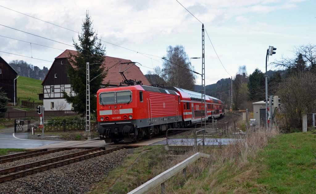 Am 31.03.12 mischte 143 885 im 182-Plan mit. Hier schiebt sie eine S-Bahn nach Mei�en-Triebischtal durch Rathen Richtung Dresden.