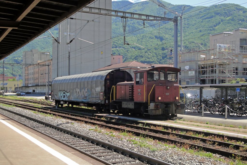 Am 31.05.10 rangierte der Tm 2/2 IV 8788 den Rilns31 222-7 im Bahnhof Giubiasco.