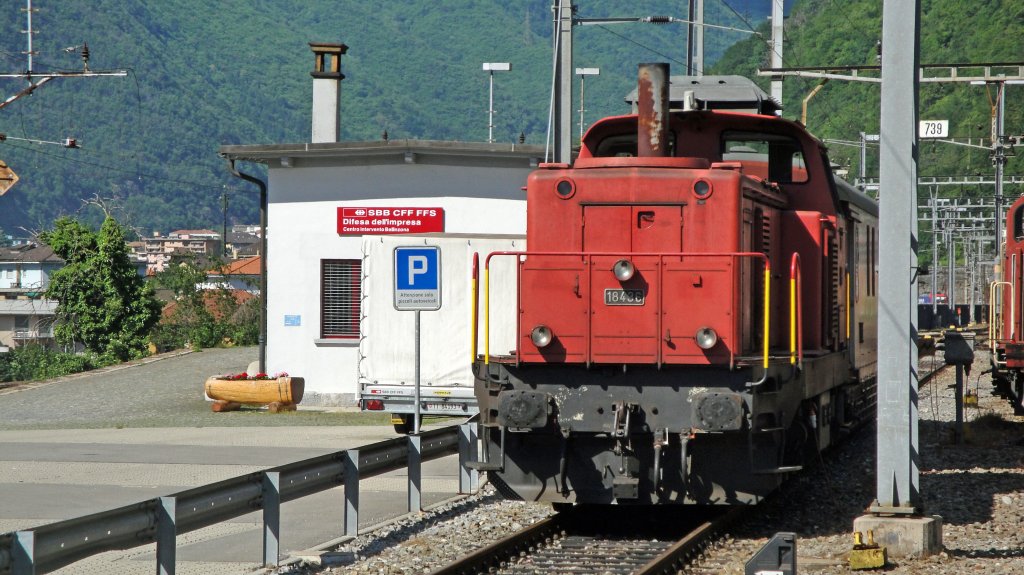 Am 31.05.10 steht die Bm 4/4 18436 neben dem Centro Intervento von Bellinzona.