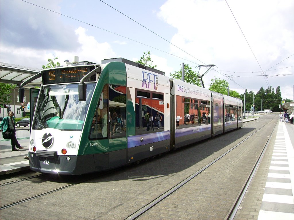 Am 31.05.2011 ist Stra�enbahnwagen 412 der Vip an der Haltestelle Potsdam Hauptbahnhof auf dem Weg als Linie 96 zur Marie-Juchacz-Stra�e.