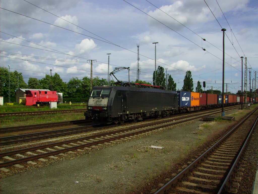 Am 31.05.2013 durcheilte 189 844 der MRCE mit ihrem bunten Kistenzug den Bahnhof Frankfurt (Oder) in Richtung Berlin.