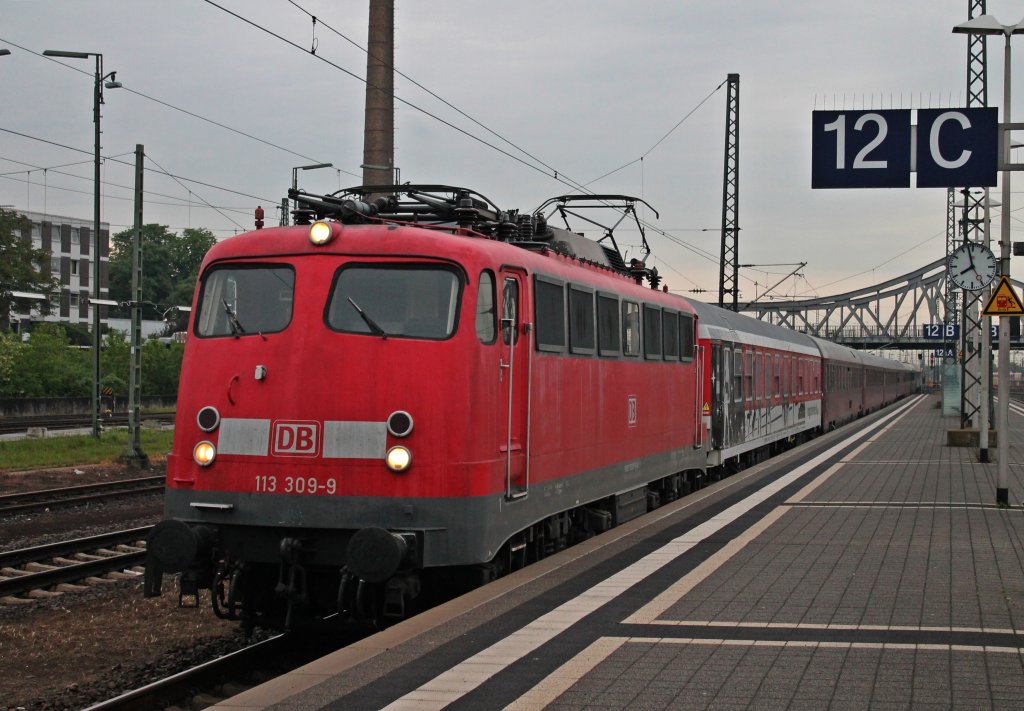 Am 31.05.2013 fuhr 113 309-9 zum vierten Mal in Folge mit dem AZ 13409 in Darmstadt Hbf ein. Bei der Einfahrt hrte man, dass die 113er sehr starke Flachstellen an allen vier Radstzen hat und es wer nicht verwunderlich, wenn 113 309 sowie 113 268 abgestellt wird und dann auch auf neue Radstze warten muss.