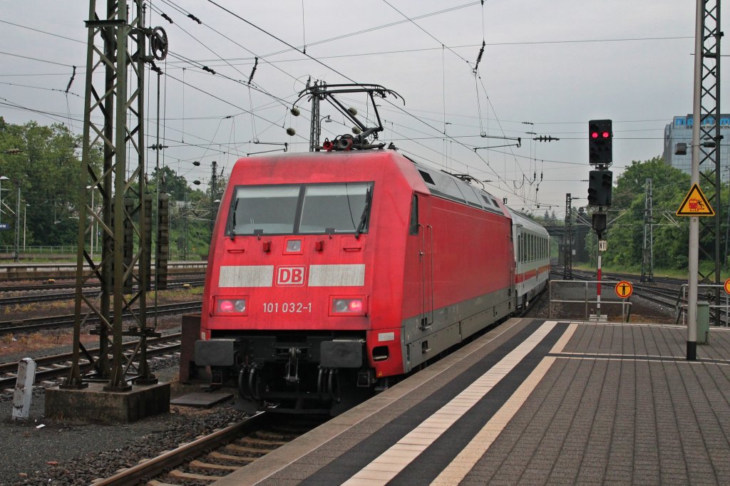Am 31.05.2013 schob 101 032-1 den IC 2385 von Berlin Sdkreuz nach Karlsruhe Hbf. Hier ist sie bei der Ausfahrt aus Darmstadt Hbf. Seit der HU der Lok besitzt sie, wie DB Schenker Lokomotiven, kein DB-Logo auf der Seite mehr.