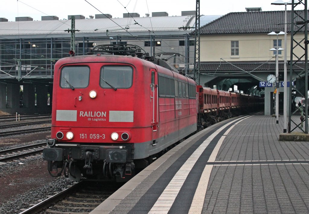 Am 31.05.2013 stand 151 059-3 mit einem Schotterzug in Darmstadt Hbf. Der Zug musste diese Pause machen, damit er den IC 2385 mit 101 032-1 Durchlassen knnen.
