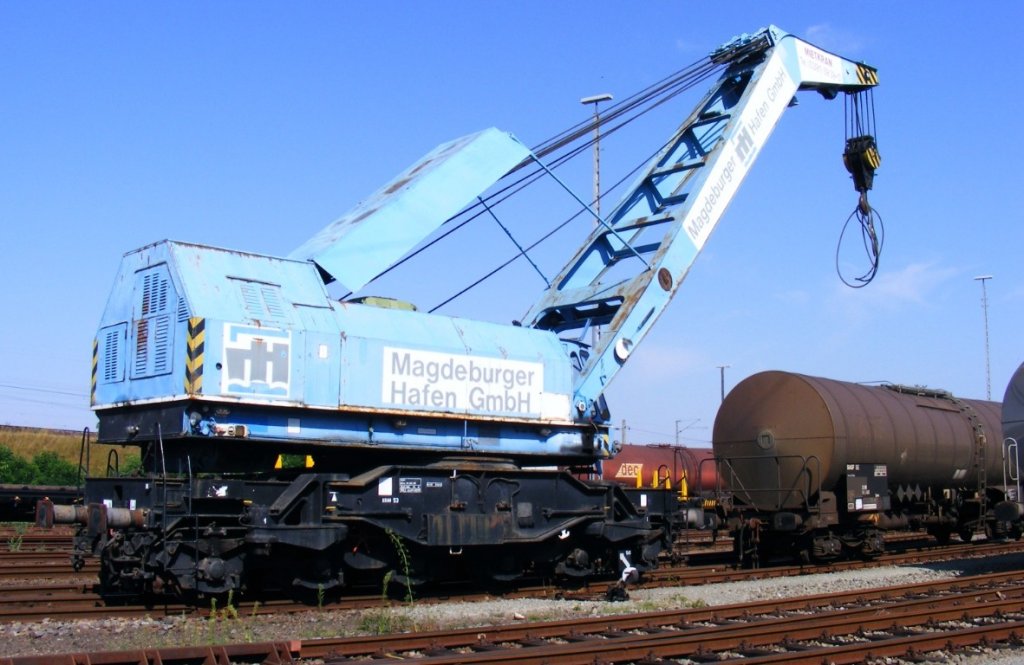 am 31.07.2010 stand der Miet-Kran der Hafenbahn erstmal seit vielen Jahren wieder in Arbeitsstellung vor dem Handelshafen Magdeburg.. nach den vielen Jahren des unbenutztseins .. erstaunlich das er noch Funktioniert..  hier genauer gesagt 500m vor dem Handelshafen.