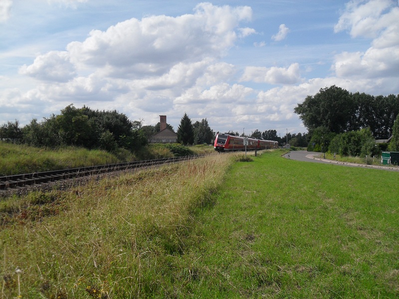 Am 31.07.2012 habe ich den RE Hannover - Halle zwischen den Bahnh�fen Nauendorf (Stadt Wettin-L�bej�n) und Wallwitz (Gemeinde Petersberg)auf der KBS 330 abgelichtet.