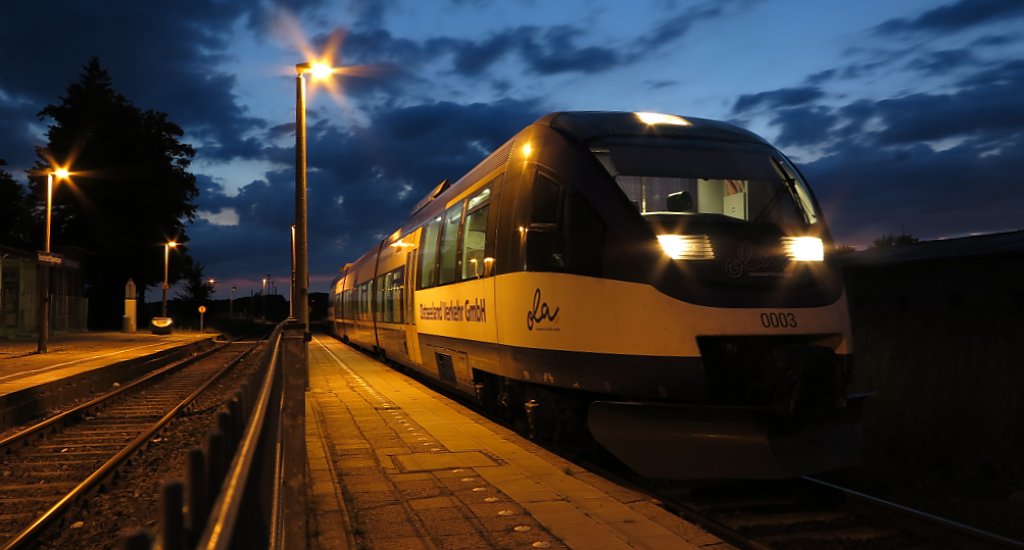 Am 31.07.2013 steht Zug Nr 0003 vor tollen Wolkenhimmel als 79815 seine 10 Minuten in Stavenhagen ab