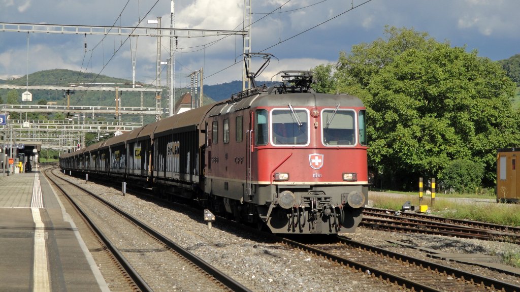 Am 31.08.10 durchfhrt die Re 4/4  11261 den Bahnhof Gelterkinden. Es ist unblich, dass Zge diverser Art den Bahnhof auf Gleis 2 durchfahren.