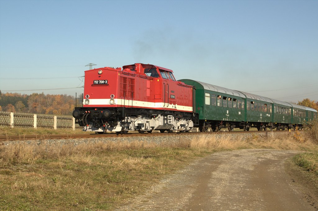 Am 31.10.09 fur die Eisenbahn-Nostalgie Chemnitz-Erzgebirge ihren ersten Sonderzug. Die Garnutur bestand aus Wagen der Bauart Bag und Baag, bespannt war der Zug mit der frisch hauptuntersuchten 112 708-3 der RISS Chemnitz. Die Reise f�hrte von Stollberg �ber Chemnitz-S�d, weiter �ber die Zw�nitztalbahn nach Aue bis nach Schwarzenberg ins Eisenbahnmuseum des VSE. Hier ist der sch�ne Reichsbahnzug nahe Zw�nitz unterwegs.
