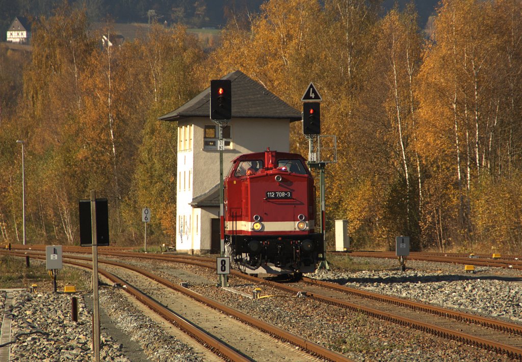 Am 31.10.09 setzte 112 708-3 der Riss-Chemnitz im Bahnhof Schwarzenberg um. Das Stellwerk im Hintergrund wurde inzwischen den Erdboden gleich gemacht.