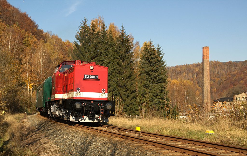 Am 31.10.09 war der Reichsbahnzug mit 112 708-3 der Eisenbahn-Nostalgie Chemnitz-Erzgebirge kurz vor Schwarzenberg-Neuwelt unterwegs.