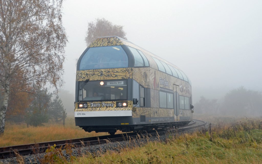 Am 31.10.11 fuhr die DWE auf der Strecke Dessau - Oranienbaum - W�rlitz mit ihrem Doppelstockschienenbus Planverkehr. Hier befindet sich 670 004 in Oranienbaum auf dem Weg nach Dessau.