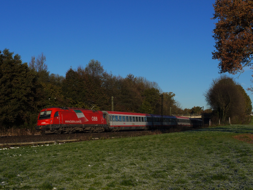 Am 31.10.12 bespannte �BB 1216 014 den EC 81  DB-�BB EuroCity  (M�nchen Hbf - Verona P.N.), bei Haus legte sich der Zug in die Kurve. 