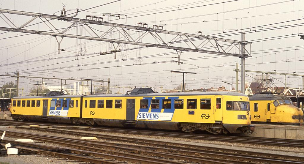 Am 31.10.1992steht in Zwolle der Dieseltriebwagen 173 um 10.27 Uhr abfahrbereit
nach Almelo. 