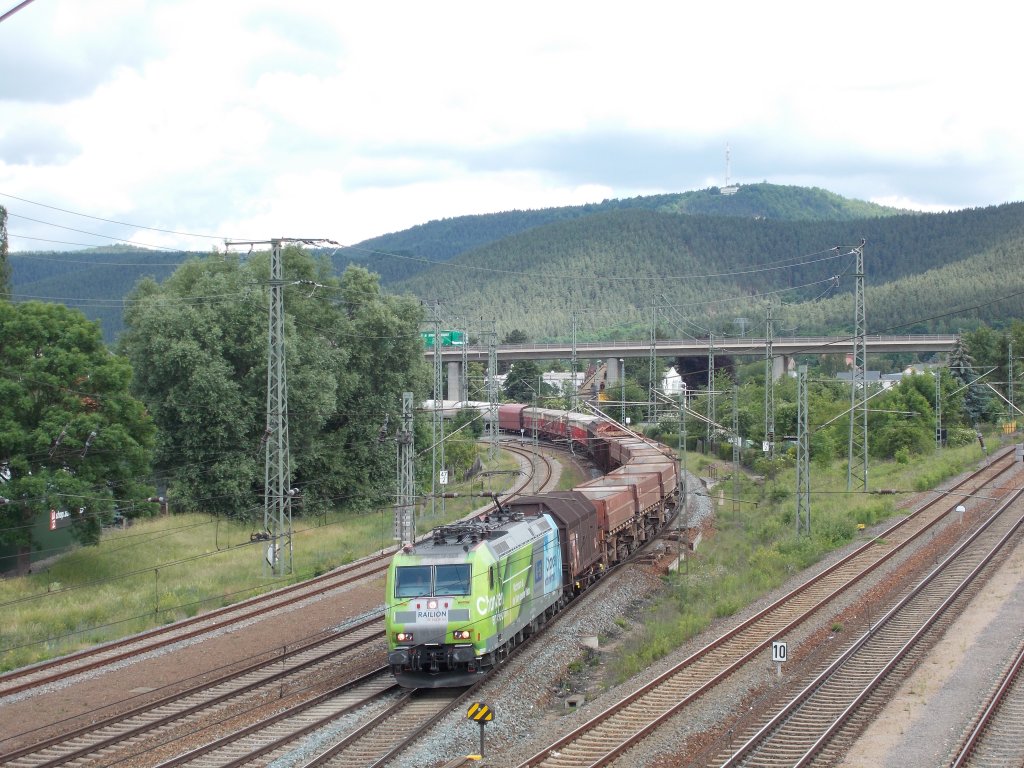 Am 3.11.2012 fuhr die 185-152-6 mit einem gemischten Gterzug durch Saalfeld aus Richtung Erfurt. 