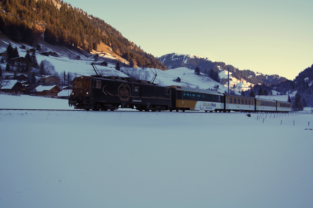 Am 31.12.10 nhert sich die GDe 4/4 6002 mit einem Regionalzug Rougemont. Schade, dass nun alle Wagen den Golden Pass Anstrich erhalten, denn im MOB-blau gefallen sie mir viel besser.