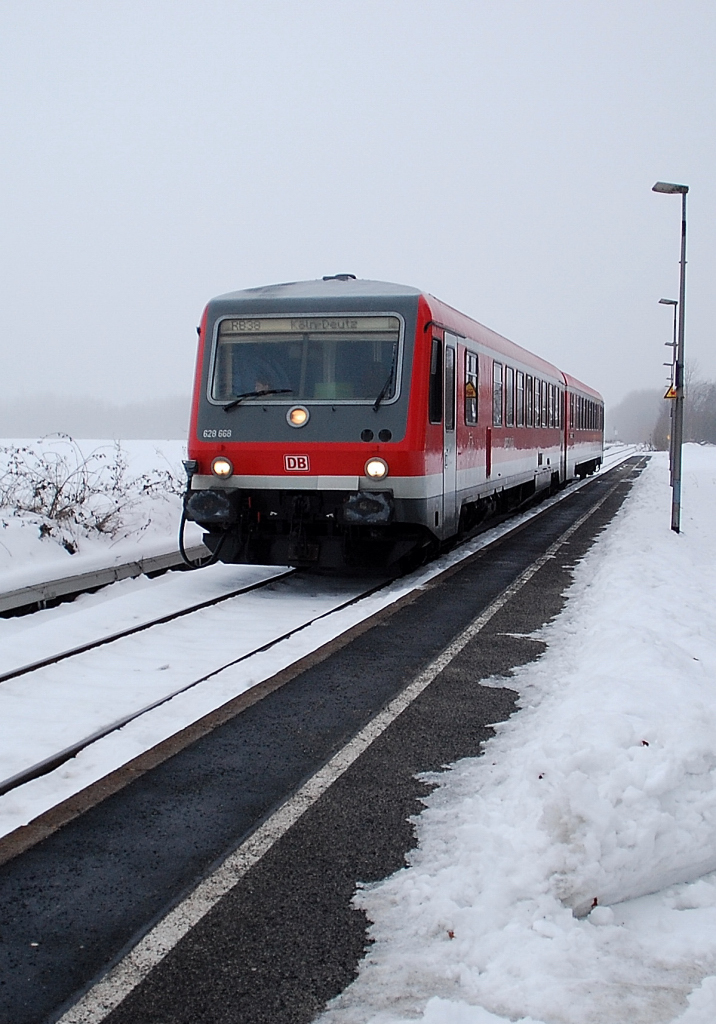 Am 31.12.2010 fhrt der Triebzug 628 668 auf der RB38 unterwegs im HP Glesch an der Erfttalbahn ein.