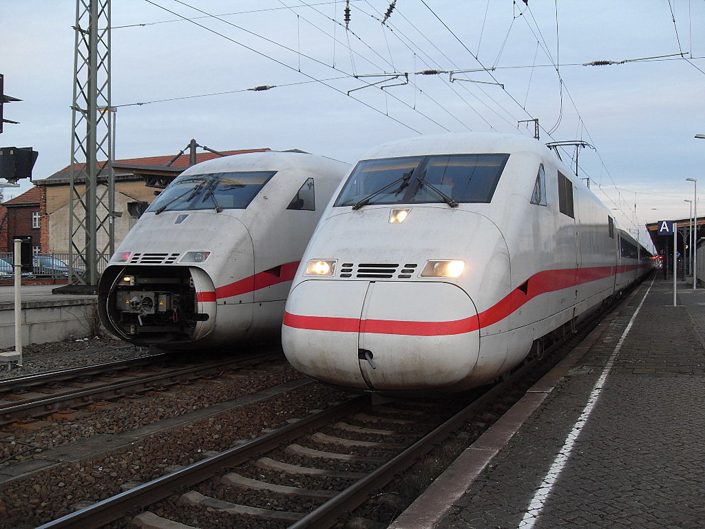 Am 31.12.2011 kam ICE 402 026  Lutherstadt Wittenberg  und wurde am Bahnsteig 1 abgestellt.ICE 402 017  Bergen auf Rgen  fuhr dann alleine weiter in Richtung Kln in Stendal.