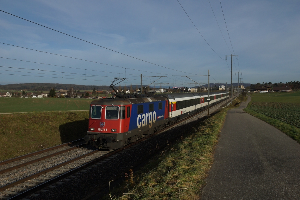 Am 31.12.2012 fhrt die Re 421 371-6 mit dem IC 181 von Blach Richtung Zrich, hier bei Niederglatt.