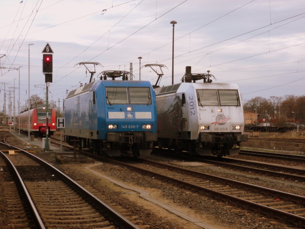 Am 31.12.2012 stellte sich 145 030 neben ihrer Schwesterlok 145 023 auf zu einem Gruppenfoto in Stendal auf.
